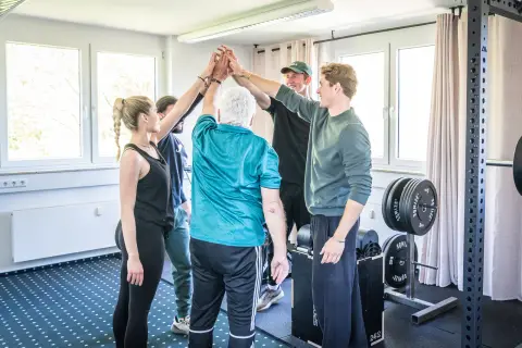 Kleingruppentraining bei THE CORE Tübingen — Teilnehmer geben sich ein High-Five